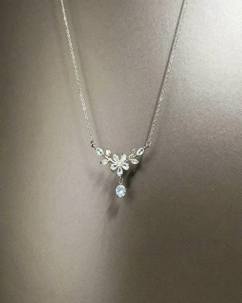 Vintage Laurel‑Leaf Flower Crystal Drop Pendant Necklace