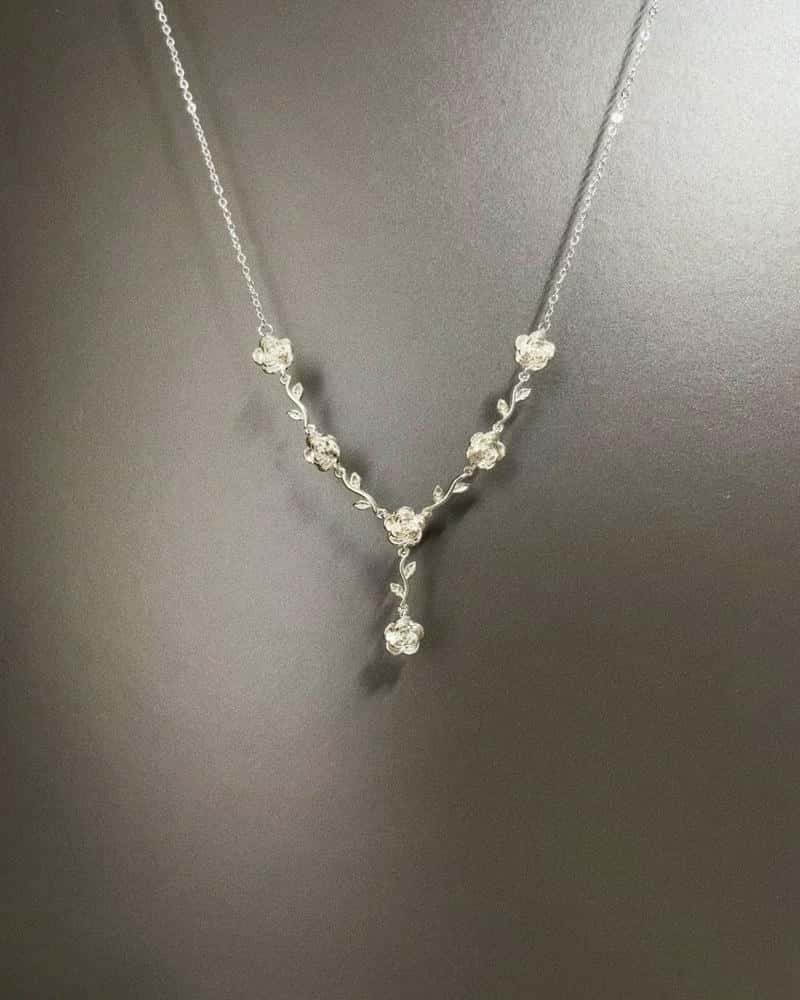Vintage Rose‑shaped V‑Shaped Rhinestone Pendant Necklace