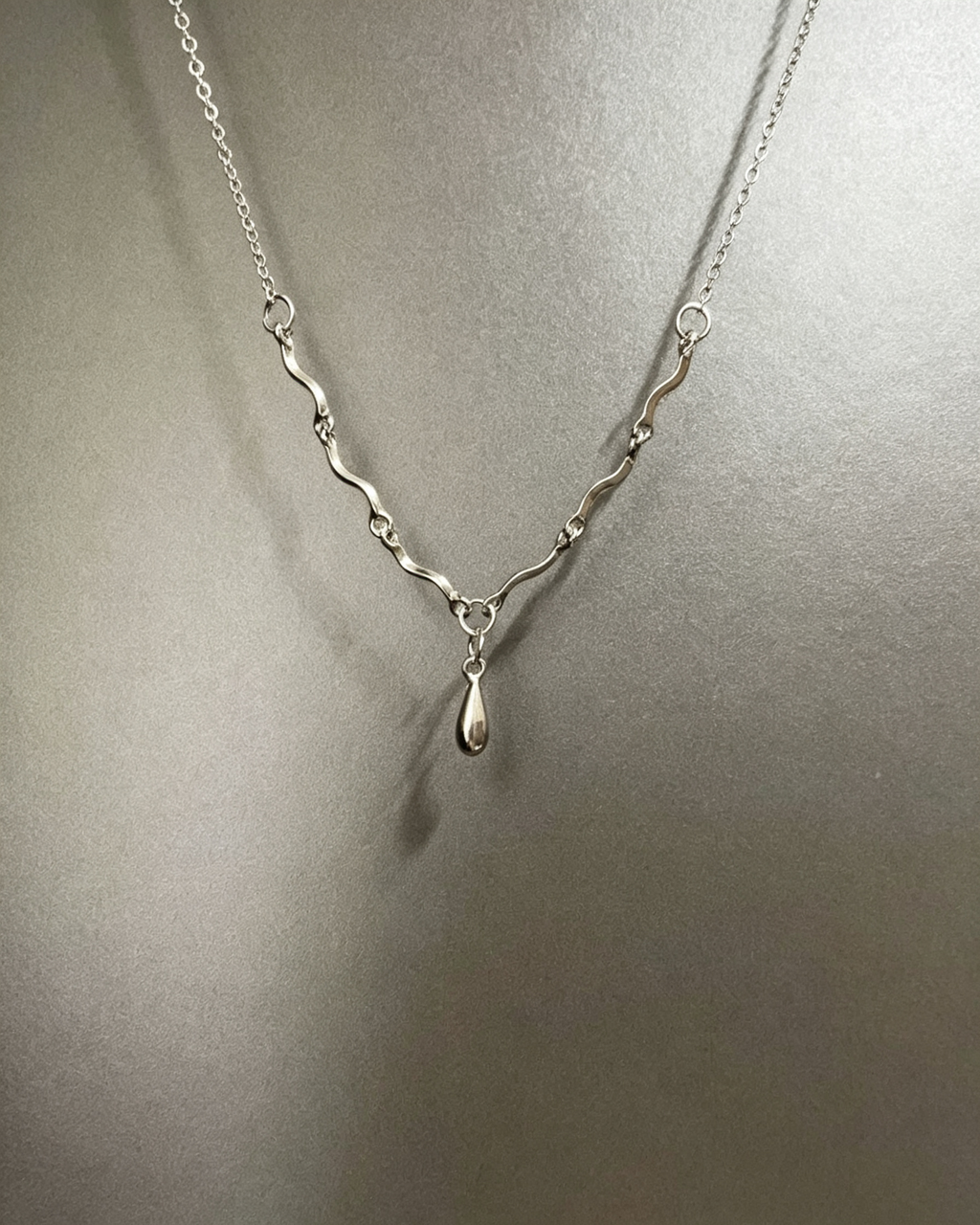 Vintage Wavy Chain Water‑drop Pendant Necklace