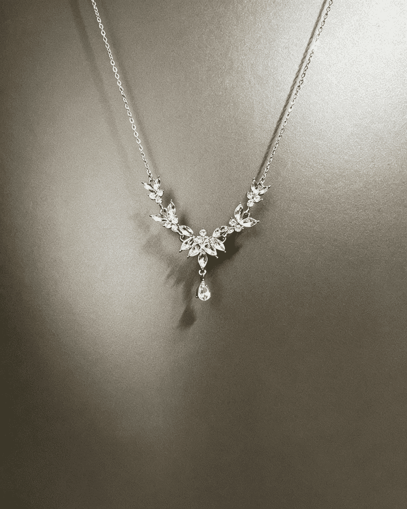Sparkling Snowflake Crystal Drop Pendant Necklace, Silver‑Plated / S925‑Silver Clavicle Chain
