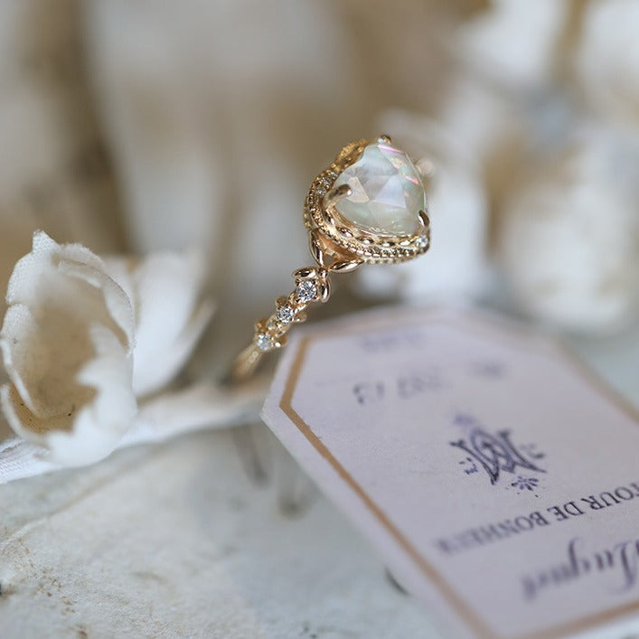 Color shell white crystal ring
