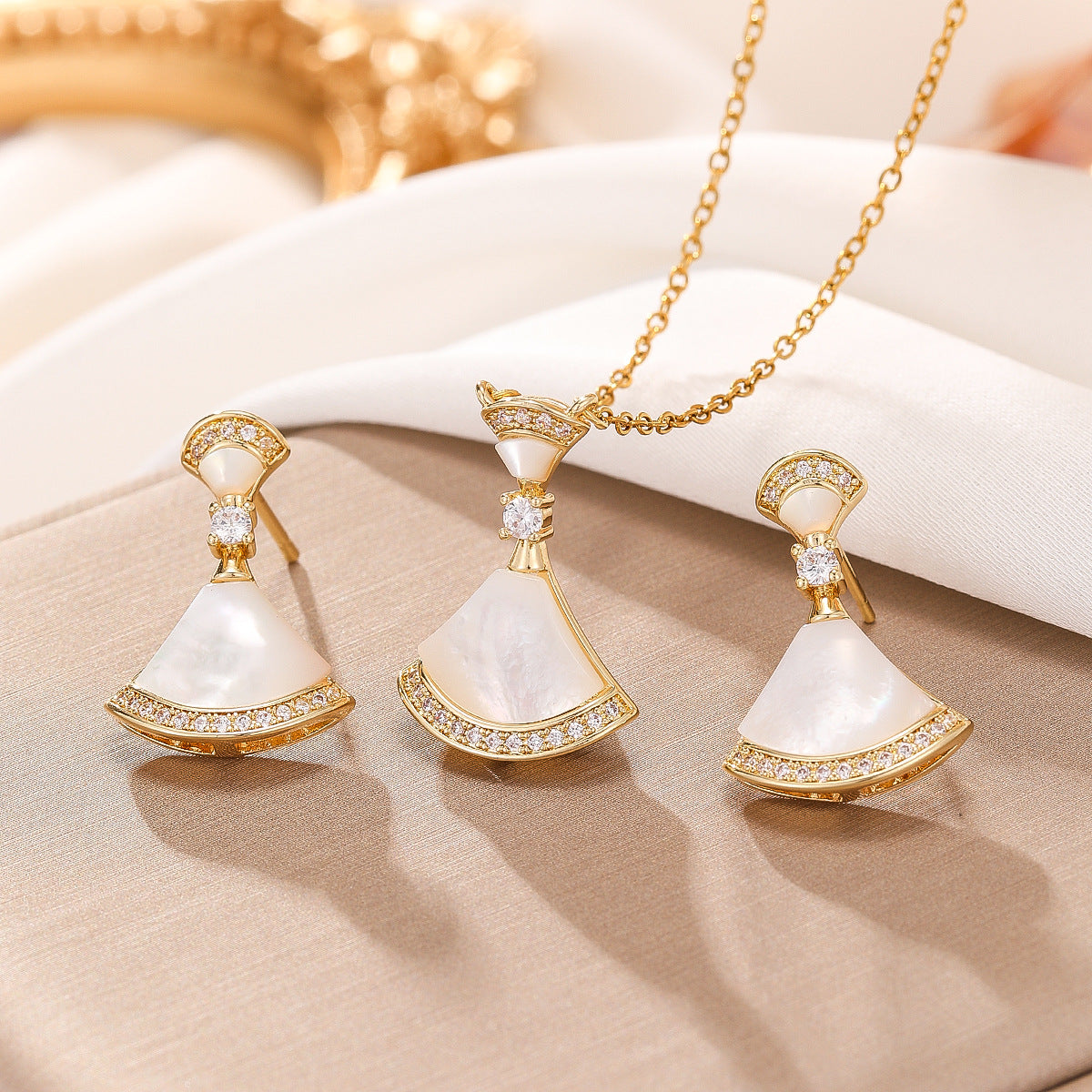 Small skirt white fritillary necklace